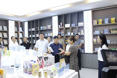 舞陽(yáng)縣委書(shū)記王彥民率民營(yíng)企業(yè)家赴中原食品實(shí)驗(yàn)室考察 共謀健康產(chǎn)品研發(fā)新路徑
