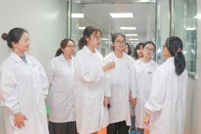 助力“健康中國2030”，大學(xué)生食品營養(yǎng)安全中國行走進(jìn)健合健康產(chǎn)品研發(fā)